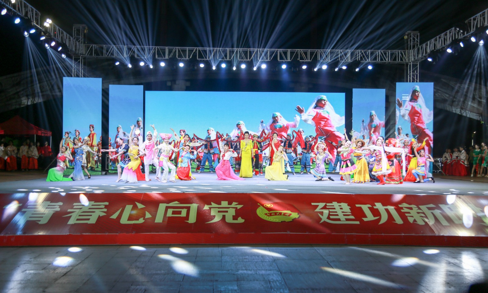 亚新(中国)参与2019年纪念五四运动100周年主题颁奖晚会表演